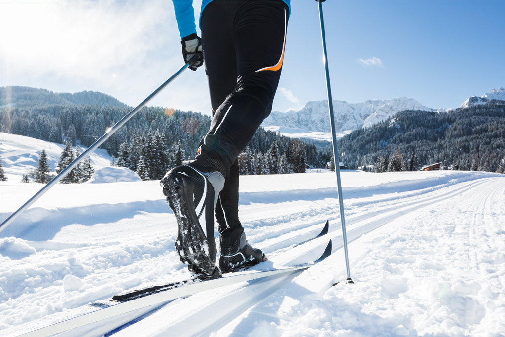 Langlaufskifahrer im Schnee